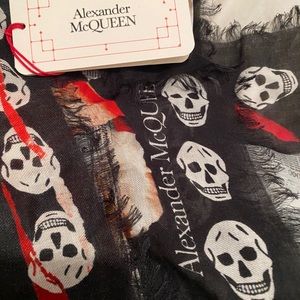 NWT ALEXANDER MCQUEEN ROSE PUNK MULTISKULL SCARF